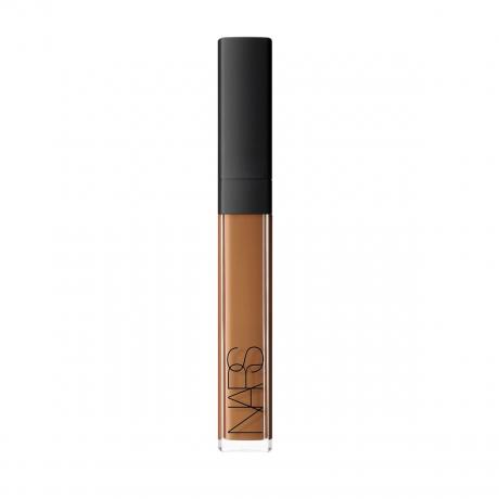 Un tube transparent de correcteur marron avec un couvercle noir sur fond blanc