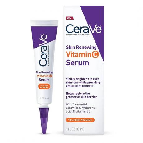 Бело-фиолетовая трубка и коробка CeraVe Skin Renewing Vitamin C Serum на белом фоне