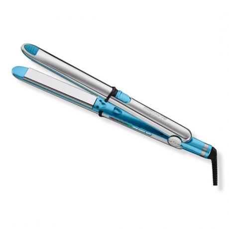 BaBylissPro Nano Titanium Prima Styling Iron silbernes und blaues Glätteisen auf weißem Hintergrund
