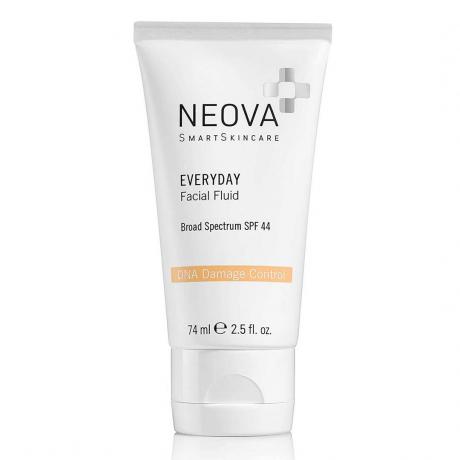Neova Everyday Facial Fluid SPF 44 หลอดสีขาวบนพื้นหลังสีขาว