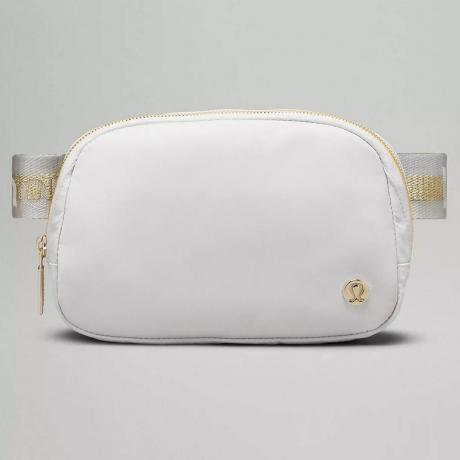Lululemon Everywhere Belt Bag 1L bolsa de cinto branca em fundo cinza