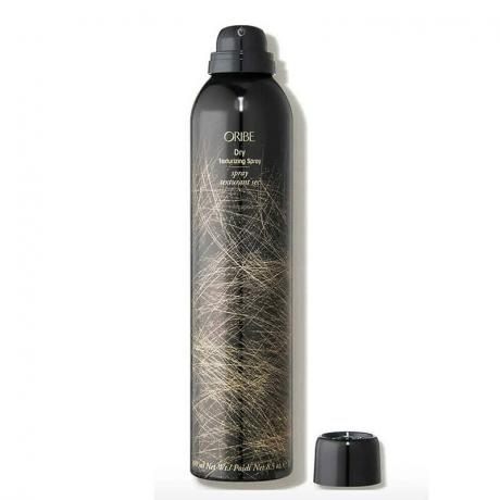 Une laque en aérosol noir de l'Oribe Dry Texturizing Spray sur fond blanc