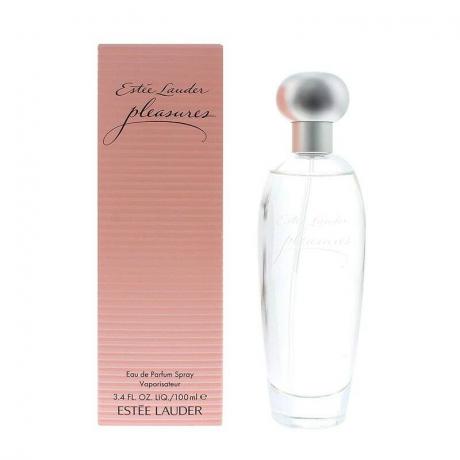 Estée Lauder Pleasures Eau de Parfum: Un flacon de parfum à côté d'une boîte d'emballage rose sur fond blanc