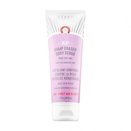 First Aid Beauty KP Bump Eraser testradír 10% AHA lila tubusral, ezüst csíkokkal és fehér alapon fehér kupakkal