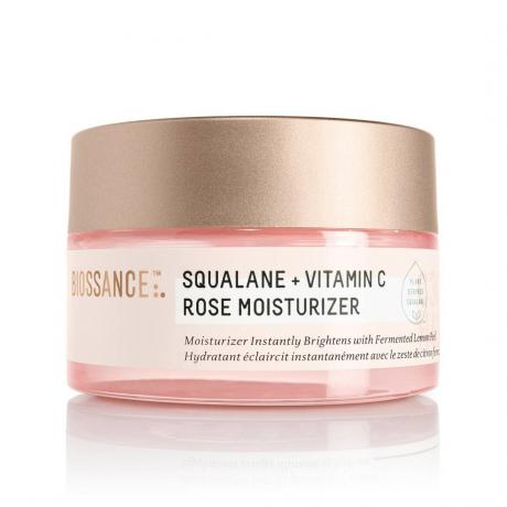 Biossance Squalane + Vitamin C Rose Moisturizer toples merah muda dengan tutup emas di latar belakang putih