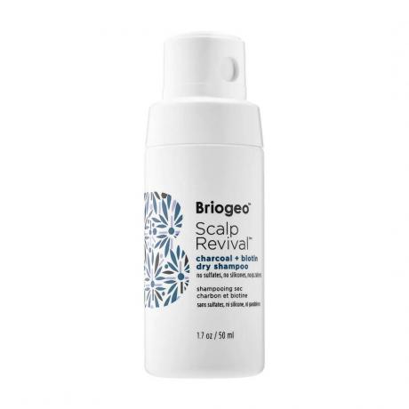 Briogeo Scalp Revival Charcoal + Biotin Dry Shampoo frasco branco sobre fundo branco