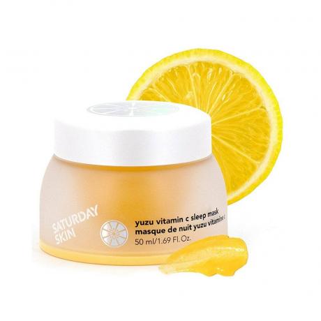  Saturday Skin Yuzu Vitamin C Vaso con maschera per il sonno con contenuto giallo e fetta di yuzu su sfondo bianco