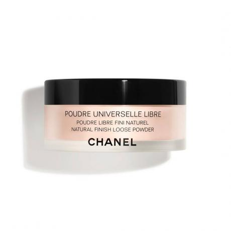 Glas von Chanel poudre universelle libre auf weißem Hintergrund