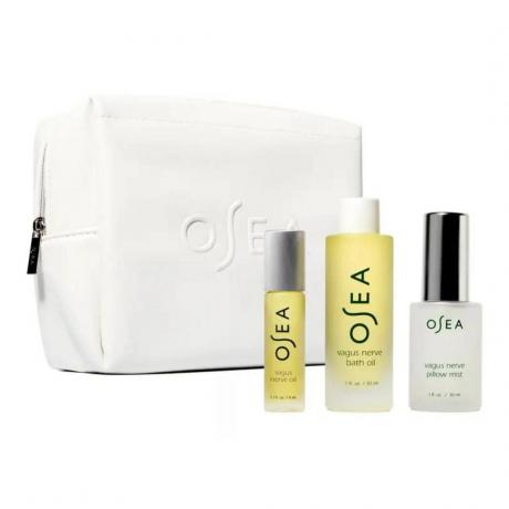 Osea Vagus Nerve Travel Set sac blanc avec trois bouteilles d'huile corporelle jaune devant sur fond blanc
