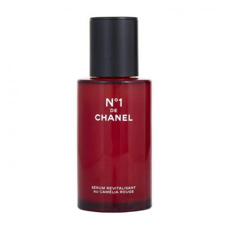 Rdeča steklenička revitalizirajočega seruma No. 1 de Chanel na belem ozadju