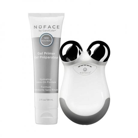 Dispositivo de tonificação facial NuFACE Mini conjunto de dispositivo de tonificação facial branco com lâmpadas cromadas prateadas e tubo de gel em fundo branco