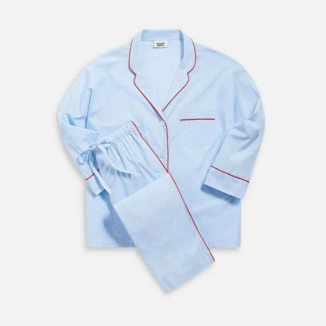 Conjunto de pijama Marina: un conjunto de pijama azul claro con dobladillos con ribetes rojos sobre un fondo blanco.