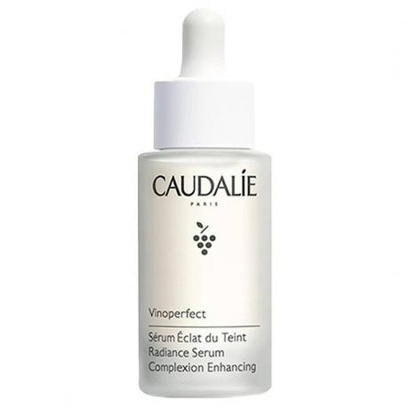 Caudalie Vinoperfect Radiance Dark Spot Serum beyaz zemin üzerine beyaz serum şişesi