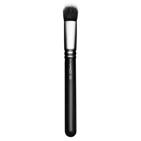 MAC 130S Short Duo Fiber Brush štetec na nanášanie make-upu s čiernou a striebornou rukoväťou a čiernymi štetinami s bielymi hrotmi na bielom pozadí