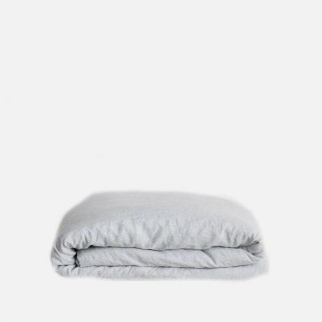 Lininis antklodės užvalkalas pilkas antklodės užvalkalas baltame fone