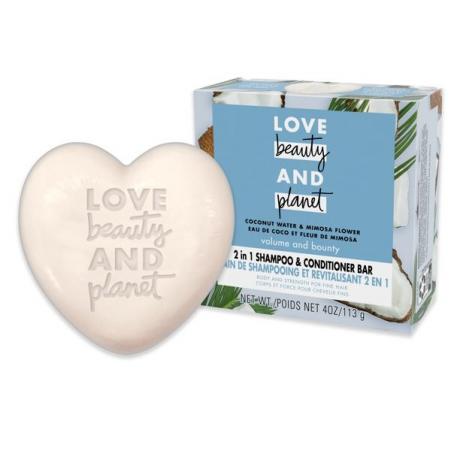 Love Beauty and Planet Coconut Water Shampoo + Conditioner Bar sur fond blanc
