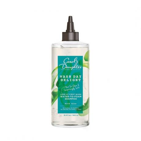 Carol's Daughter Wash Day Delight Shampoo flacone trasparente con etichetta verde acqua e erogatore di punta su sfondo bianco
