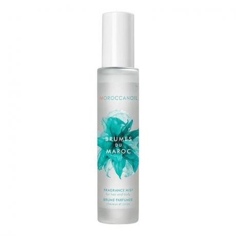 Moroccanoil Hair & Body Fragrance Mist ขวดสีขาวที่มีลายดอกไม้สีน้ำเงินบนพื้นหลังสีขาว
