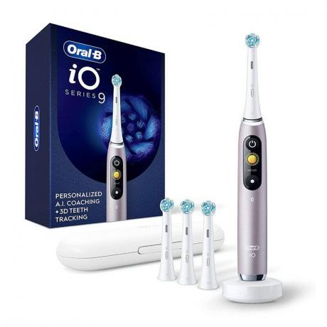 แปรงสีฟันไฟฟ้า Oral-B iO Series 9 บนพื้นหลังสีขาว