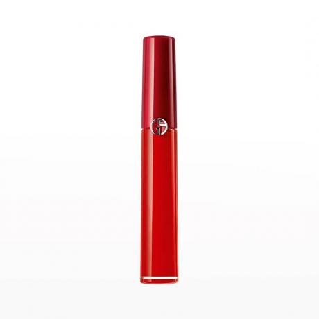 Armani Beauty Lip Maestro Liquid Matte Lipstick w czerwonej tubce Sultan z czerwoną pomadką w płynie na białym tle