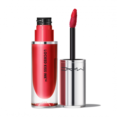 MAC Locked Kiss Ink 24HR Lipcolour tabung lipstik cair merah dengan tongkat dan topi perak ke samping pada latar belakang putih