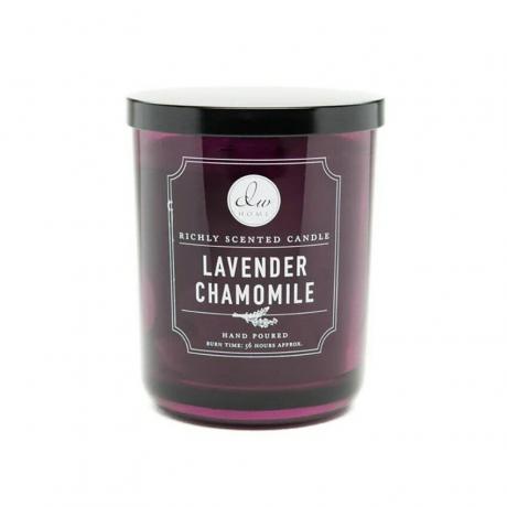 DW Home Candle in Lavender Chamomile temno vijolična sveča na belem ozadju