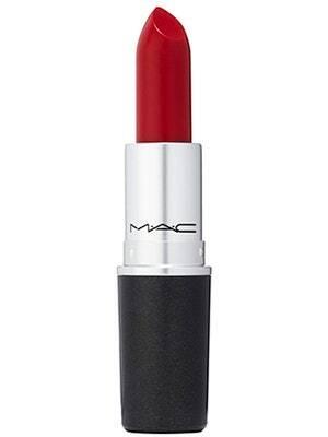 unbedeckter roter MAC Lippenstift im Farbton Rubin woo auf weißem Hintergrund 