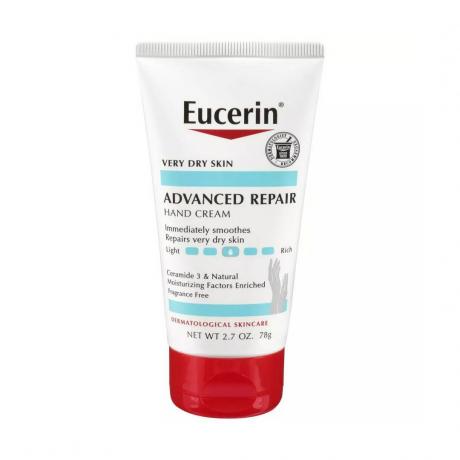 أنبوب أبيض Eucerin Advanced Repair Hand Cream مع غطاء أحمر على خلفية بيضاء