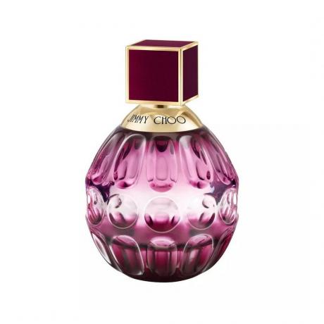 Jimmy Choo Fever Eau de Parfum botol ungu bundar dengan topi emas dan burgundy dengan latar belakang putih