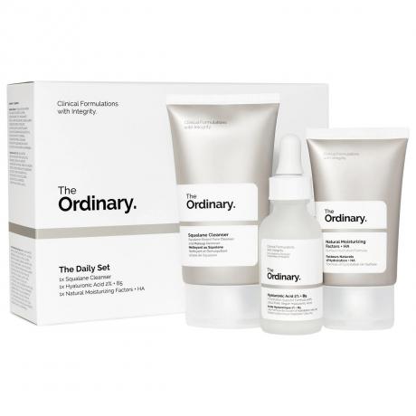 The Ordinary The Daily Set baltame fone