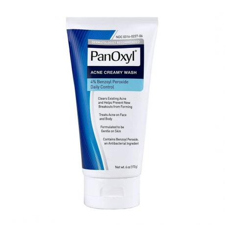 PanOxyl Acne Creamy Wash Benzoyl Peroxide 4% valkoisella pohjalla