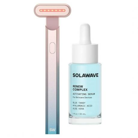 SolaWave 4-en-1 Radiant Renewal Wand and Serum Bundle baguette de soins de la peau rouge dégradé rose à bleu et sérum bleu sur fond blanc