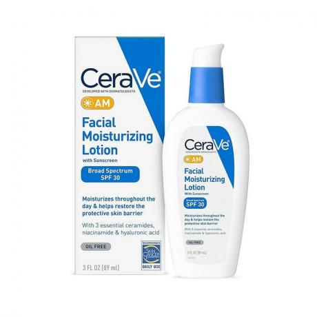 Lotion hydratante pour le visage CeraVe AM SPF 30: Un flacon pompe blanc et bleu à côté de sa boîte d'emballage assortie sur fond blanc