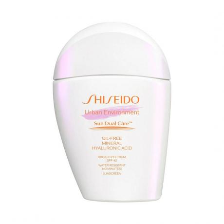 Shiseido Urban Environment Oliefri Mineral Sunscreen SPF 42 hvid asymmetrisk flaske solcreme med orange tekst på hvid baggrund