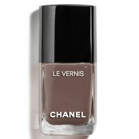 Колір нігтів Chanel Le Vernis Longwear у флаконі коричневого лаку для нігтів Duelliste з чорною кришкою на білому тлі