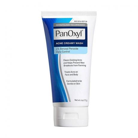 PanOxyl Acne Creamy Wash: Een witte en blauwe tube op een witte achtergrond