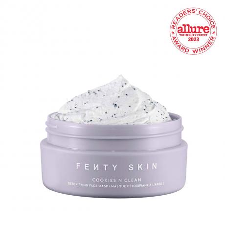Fenty Skin Cookies N Clean Whipped Clay Pore Detox Face Mask открытая фиолетовая банка с маской с белыми крапинками на белом фоне с бело-красной печатью RCA на белом фоне