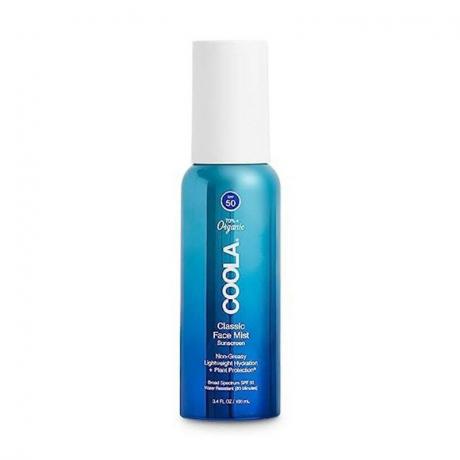 The Coola Sunscreen Face Mist SPF 50 su uno sfondo bianco