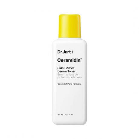 Jart + Ceramidin Skin Barrier Serum Toner زجاجة بيضاء مستطيلة الشكل مع غطاء أصفر على خلفية بيضاء