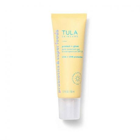 Tula Protect and Glow Daily Sunscreen Gel SPF 30: Un tub galben cu text albastru deschis pe un fundal alb