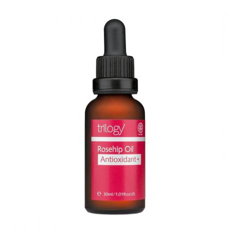 Bästa ansiktsoljor 2020: Mörkbrun och röd flaska Trilogy Rosehip Oil Antioxidant+ på vit bakgrund