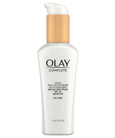 קרם לחות יומי של Olay Complete SPF 30 עור רגיש על רקע לבן