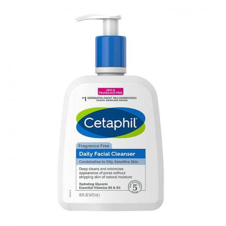 Une bouteille blanche et bleue du nettoyant facial quotidien Cetaphil sur fond blanc