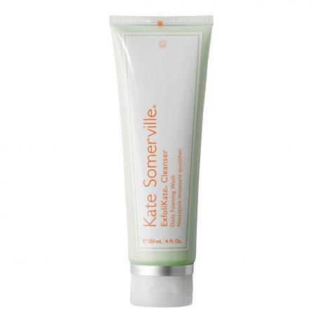 Kate Somerville ExfoliKate Cleanser Daily Foaming Wash บนพื้นหลังสีขาว