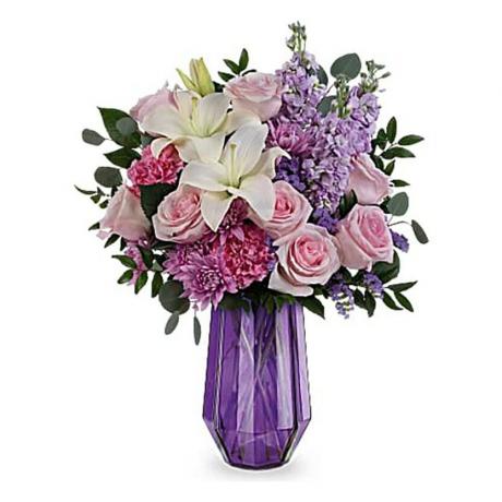 Lavande Whimsy Bouquet bouquet rose et violet dans un vase violet sur fond blanc