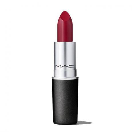 Must ja hõbedane huulepulgaümbris, mis on täidetud MAC Cremesheeni huulepulga punase huulepulgaga valgel taustal