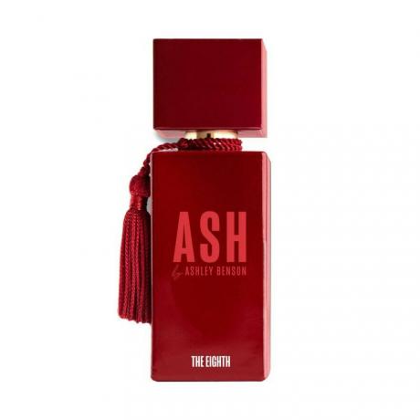 ASH od Ashley Benson Osma crvena pravokutna bočica parfema s kićankom od užeta na bijeloj pozadini