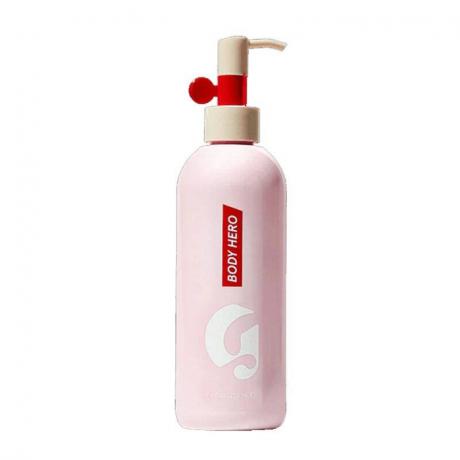 Glossier Body Hero Daily Oil Wash-ის ვარდისფერი ბოთლი თეთრ ფონზე
