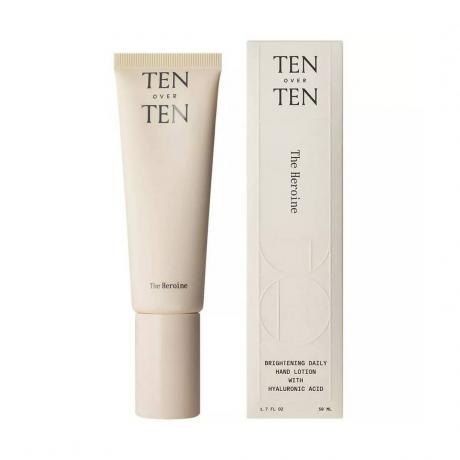 Tenoverten The Heroine Hand Cream أنبوب وصندوق بلون بيج على خلفية بيضاء