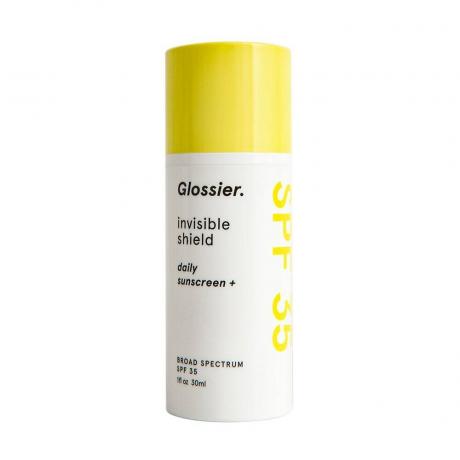 Glossier Invisible Shield บนพื้นหลังสีขาว